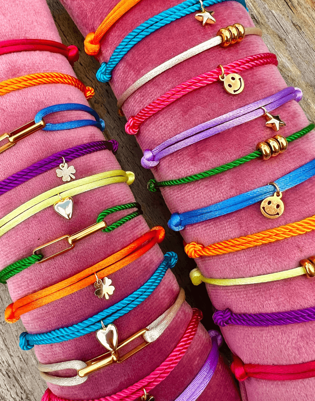 Satin clover bracelet gold - Bytrend.nl
