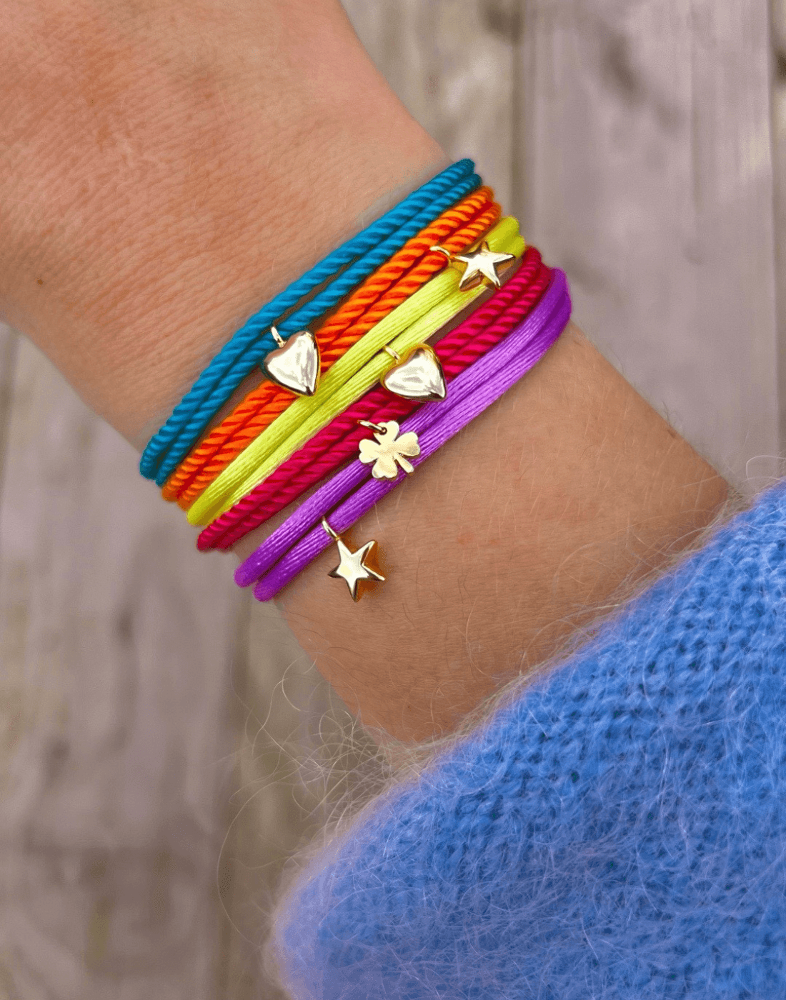 Satin clover bracelet gold - Bytrend.nl