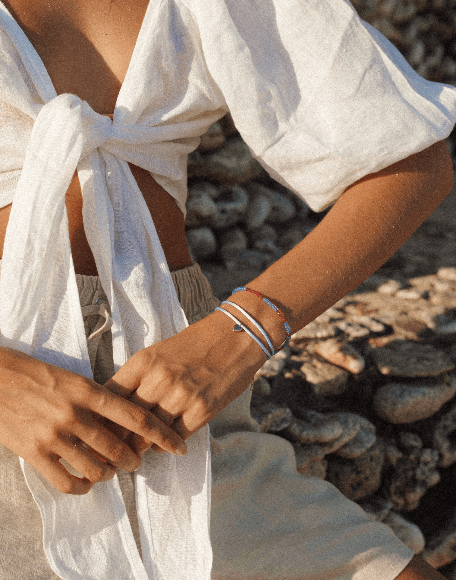 Satin heart bracelet gold - Bytrend.nl