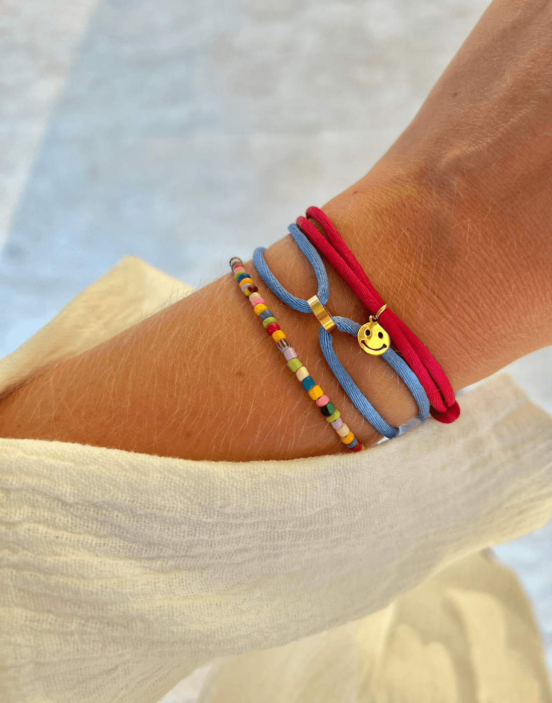 Satin smiley bracelet gold - Bytrend.nl