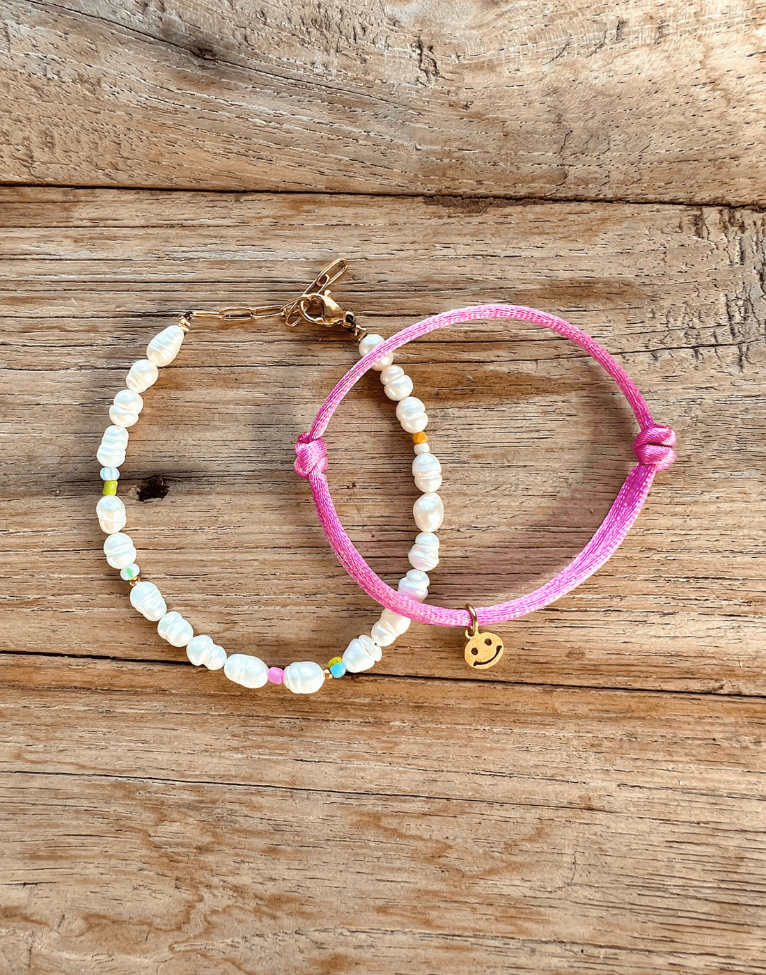 Satin smiley bracelet silver - Bytrend.nl