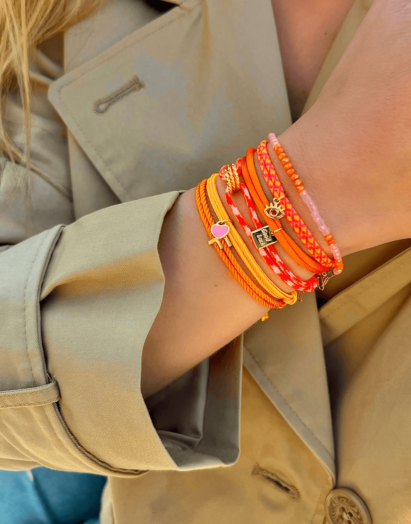 Satin triple love bracelet gold - Bytrend.nl
