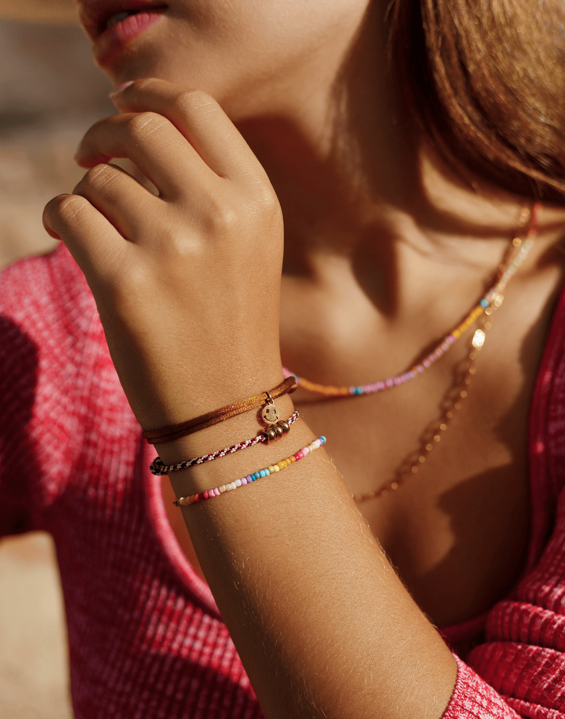 Satin smiley bracelet gold - Bytrend.nl